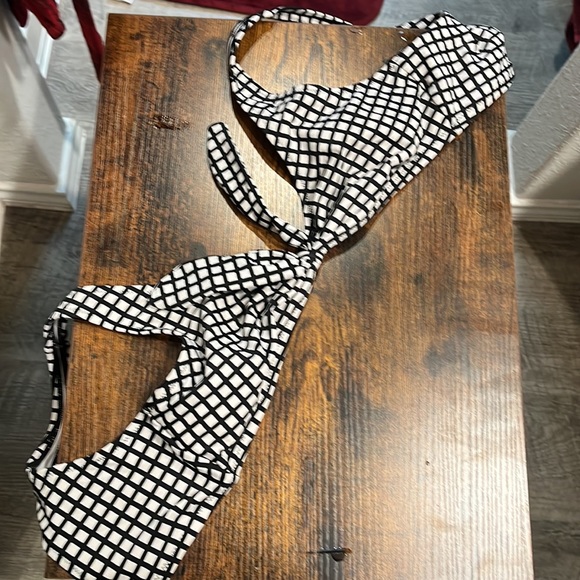 Cupshe swim suit (L). Black & white top. Burnt red bottoms - Picture 3 of 4